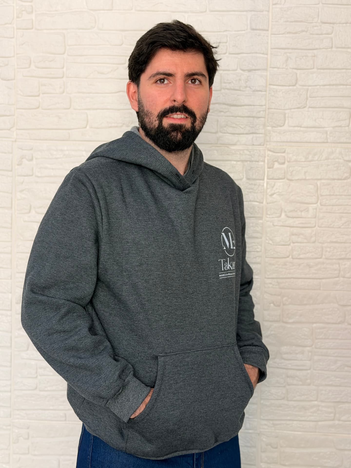 Moletom cinza com capuz e logotipo aplicado no peito