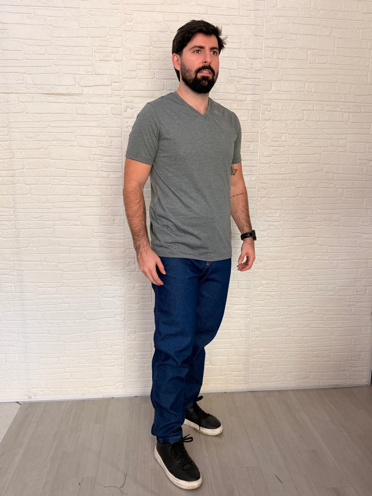 Homem vestindo camiseta cinza gola V